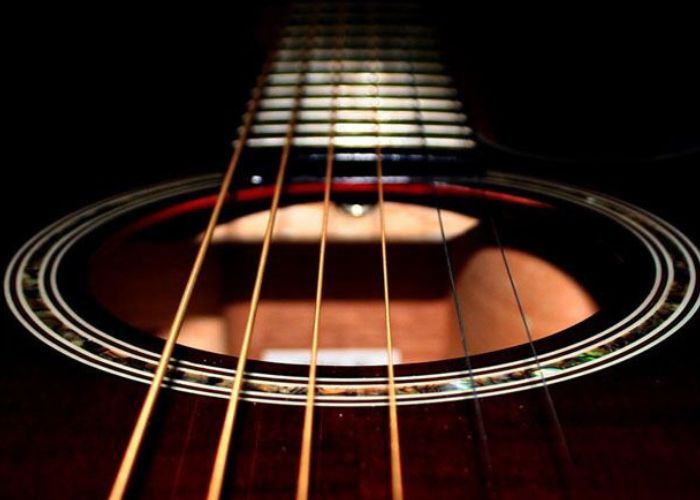 Truss rod gitar harus disetel agar lebih enak dimainkan.