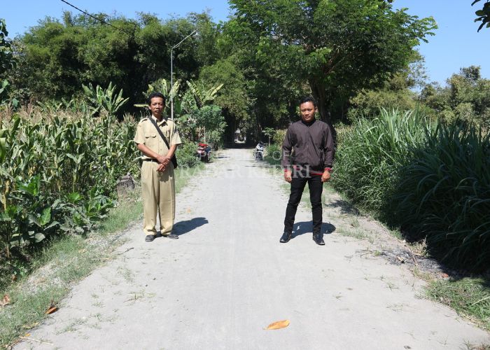 Pemdes Tanjung menunjukkan akses jalan yang baru saja diperbaiki.