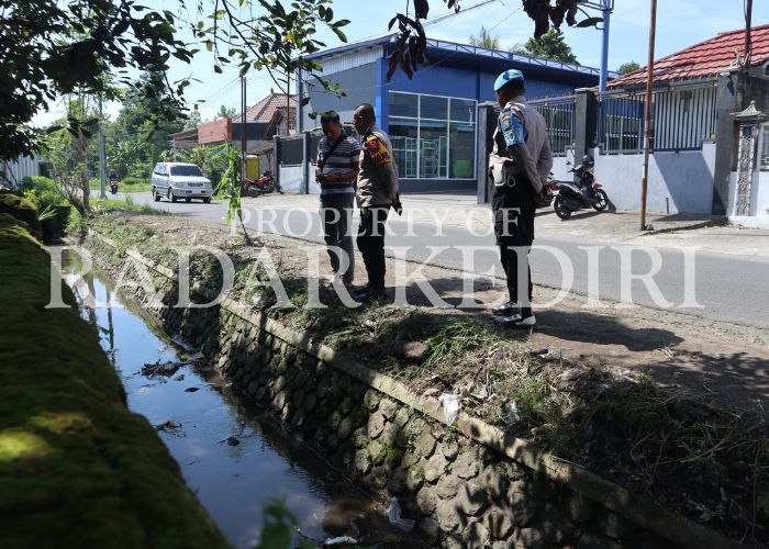 TKP: Polisi meninjau lokasi tempat pembuangan bayi di Desa Tunglur, Kecamatan Badas, Kabupaten Kediri.