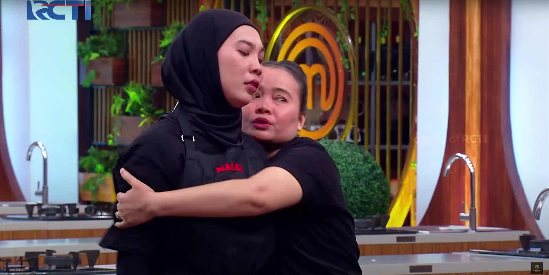 Malrini yang pingsan dipeluk erat Wiji (kanan) agar tidak terjatuh (Youtube Masterchef Indonesia MCI 12)
