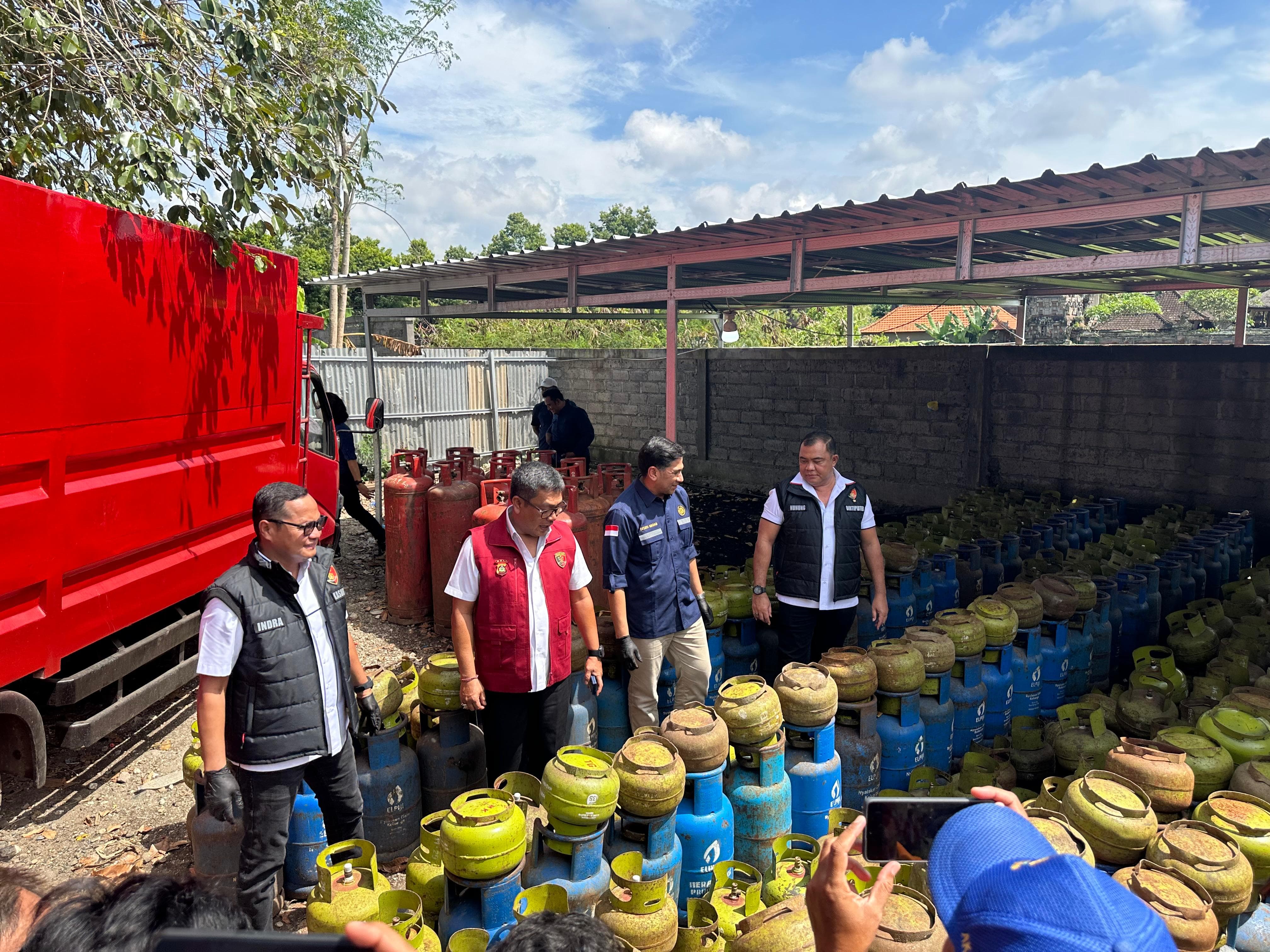 Bareskrim Polri menyidak salah satu lokasi tempat pengoplosan Gas LPG subsidi 3kg di Bali
