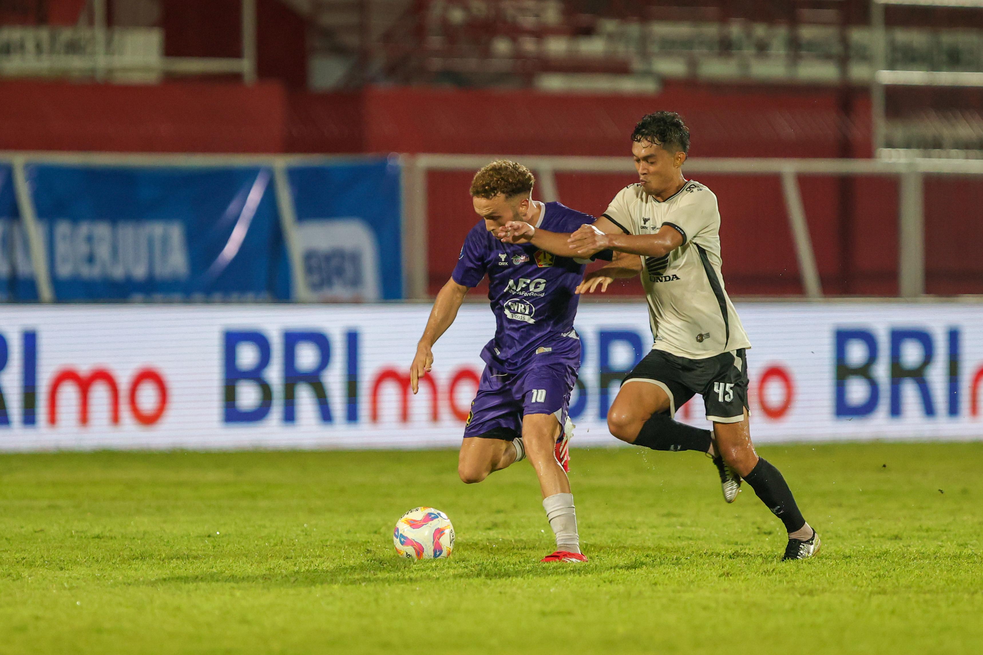 Playmaker Persik Kediri Ze Valente berduel dengan pemain PSM Makassar.