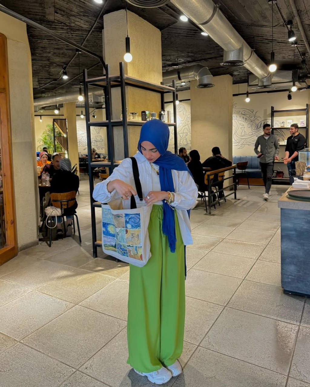 Inspirasi outfit Color Blocking warna biru dan hijau yang bisa dipakai saat santai untuk ke cafe (Sumber : Instagram.com/yasminaaa._)