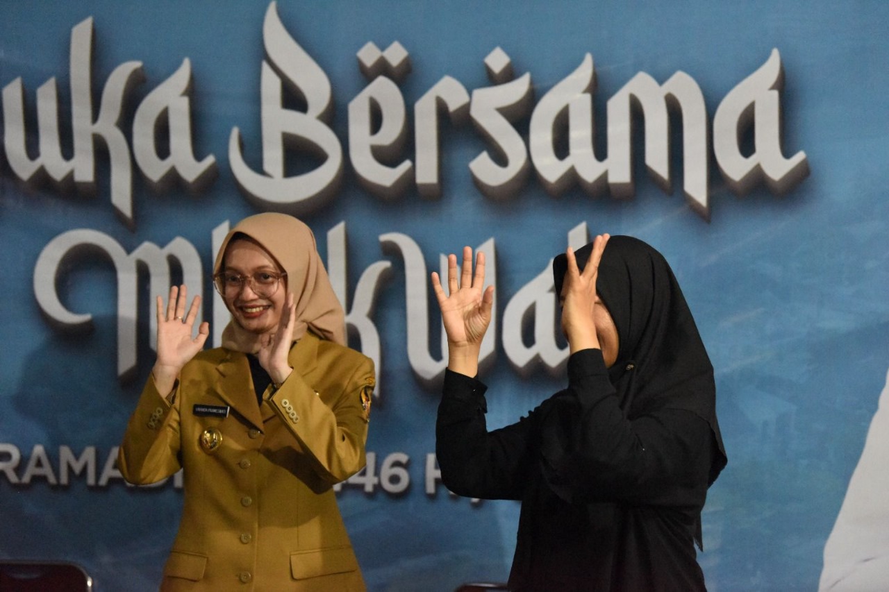 Wali Kota Kediri Vinanda Prameswati menunjukkan kedekatannya dengan berbagai kalangan masyarakat.