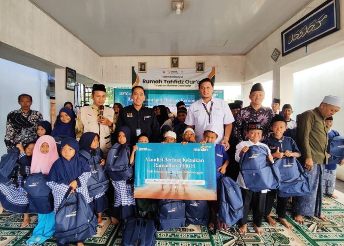 BERBAGI KEBAIKAN: Vice President Bank Mandiri Area Kediri, Ferdinan L. Hariandja foto bersama dengan anak-anak yatim.