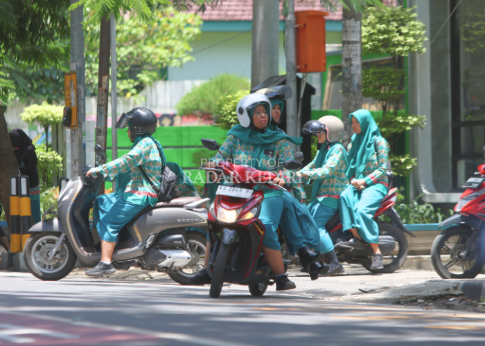 Siswa SMAN 1 Kota Kediri menunggu jemputan di depan sekolah. Tahun ini Dinas Pendidikan Provinsi Jatim menerapkan larangan pelaksanaan wisuda tingkat SMA/SMK.