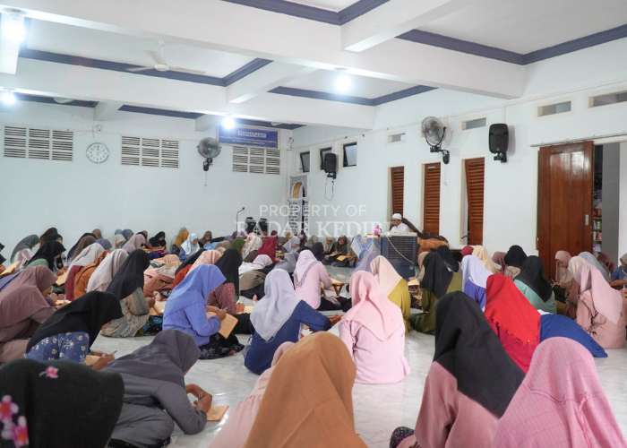 Gus Reza mengaji kitab Tibyan fii Adabi Hamalatil Quran di depan ratusan santri di Ponpes Al Mahrusiyah, Ngampel.