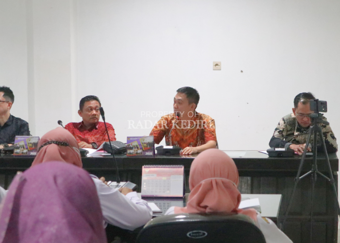 Wakil Ketua DPRD Kota Kediri Sudjono Teguh Widjaja menanyakan alur pelayanan kesehatan dalam RDP di Komisi C DPRD Kota Kediri kemarin.