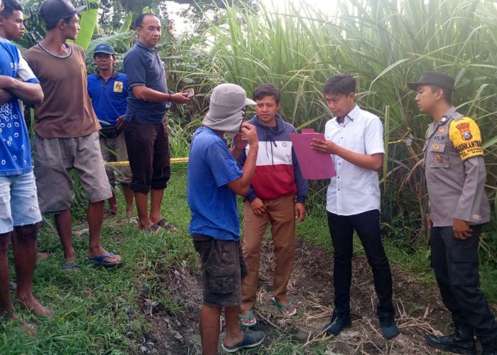 TKP: Polisi menggali informasi keterangan saksi di lokasi kejadian penemuan mayat di irigasi.