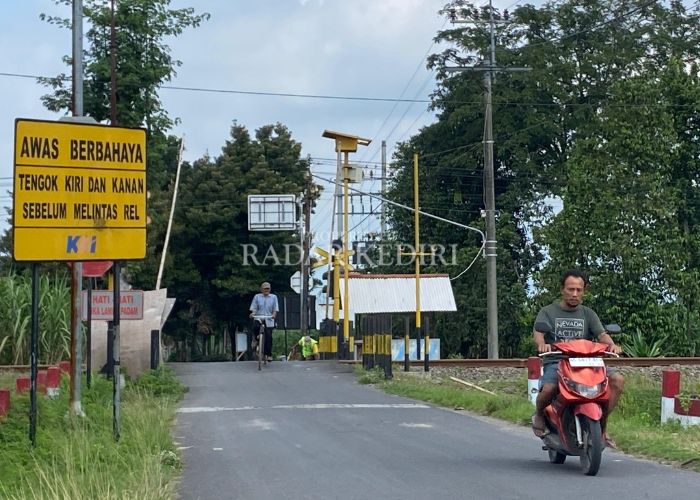 AMAN: Warga menjaga perlintasan sebidang menggunakan palang pintu dari bambu di Desa Nyawang, Kreas.