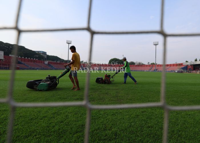 Petugas sedang melakukan perawatan rumput Stadion Brawijaya Kota Kediri.