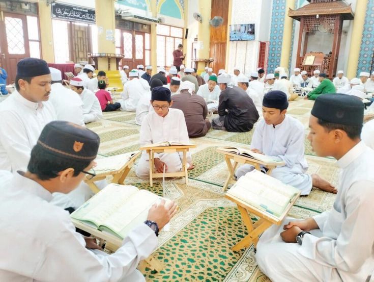 Ilustrasi membaca Alquran.