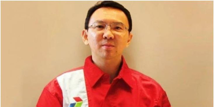 Basuki Tjahaja Purnama atau Ahok memakai baju PT Pertamina
