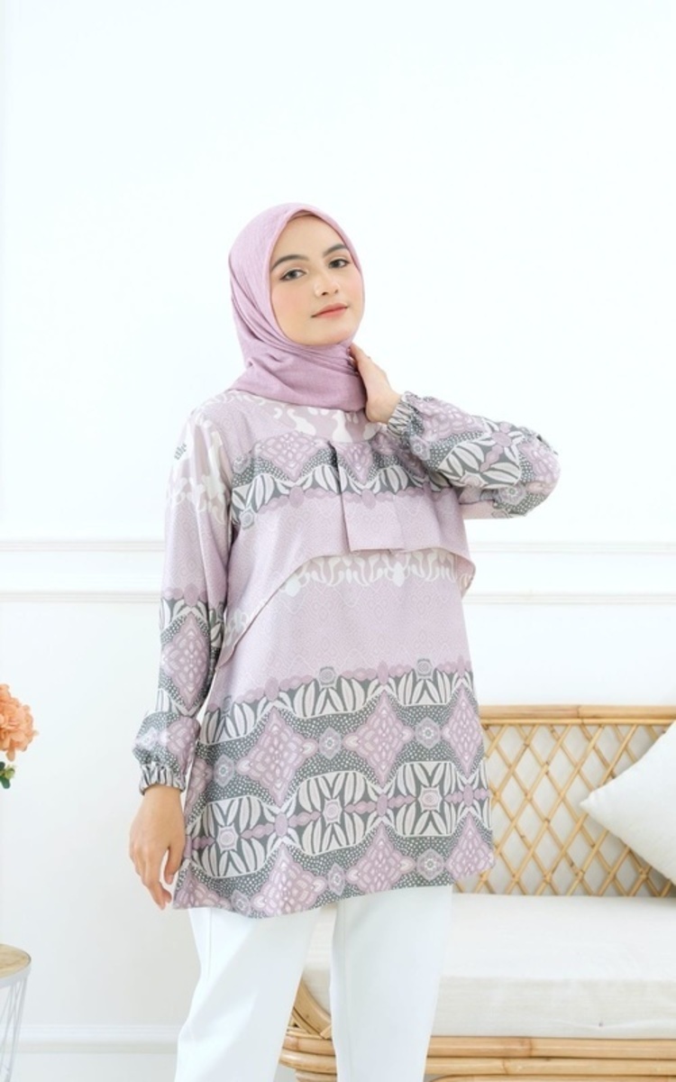 Inspirasi blouse bermotif dengan kombinasi warna ungu dengan motif abu-abu, dan hijab yang senada dengan blouse (Sumber : hijup.com)