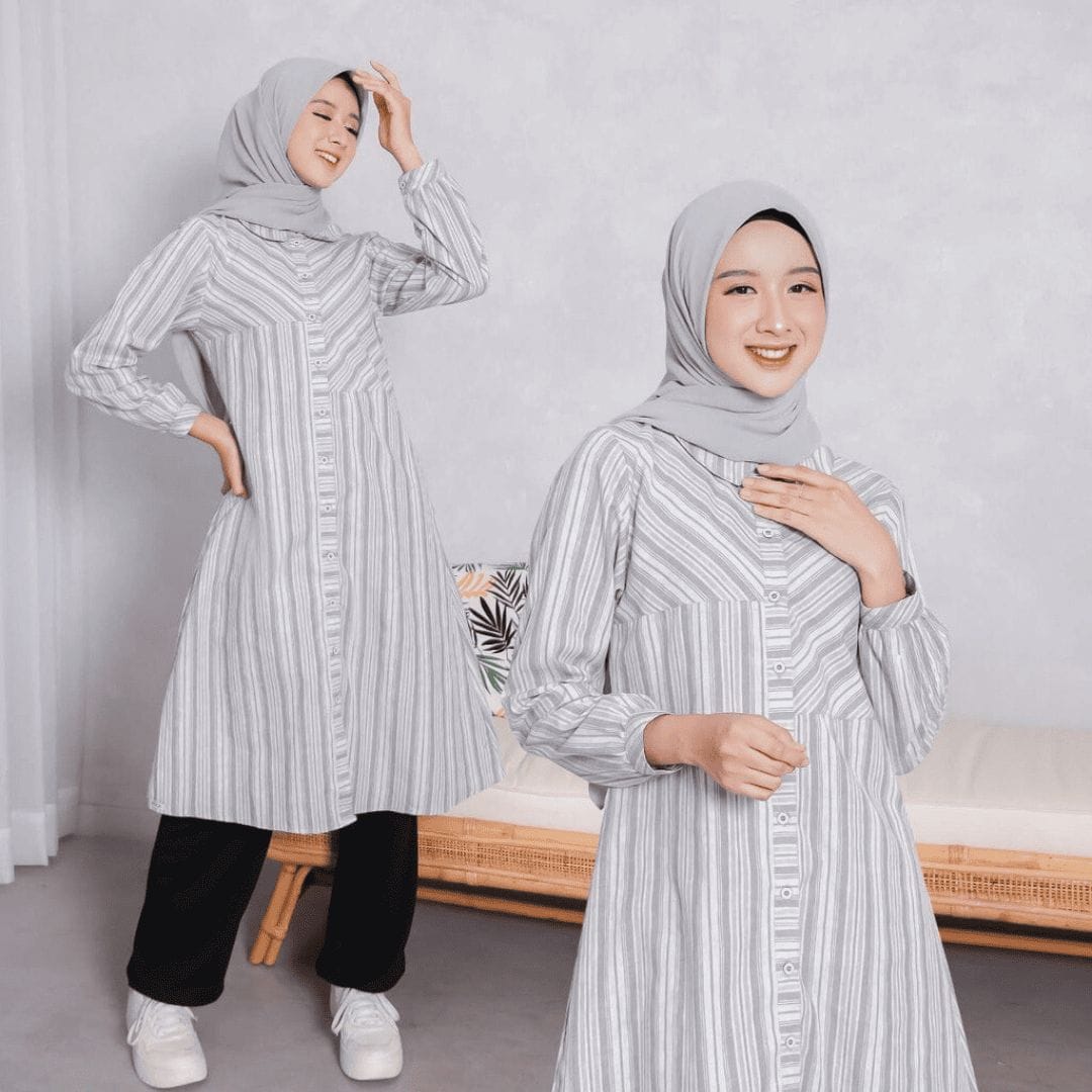 Inspirasi outfit tunik dengan motif bergaris akan membantu membuatmu terlihat lebih tinggi. (Sumber : ethica-collection.com)
