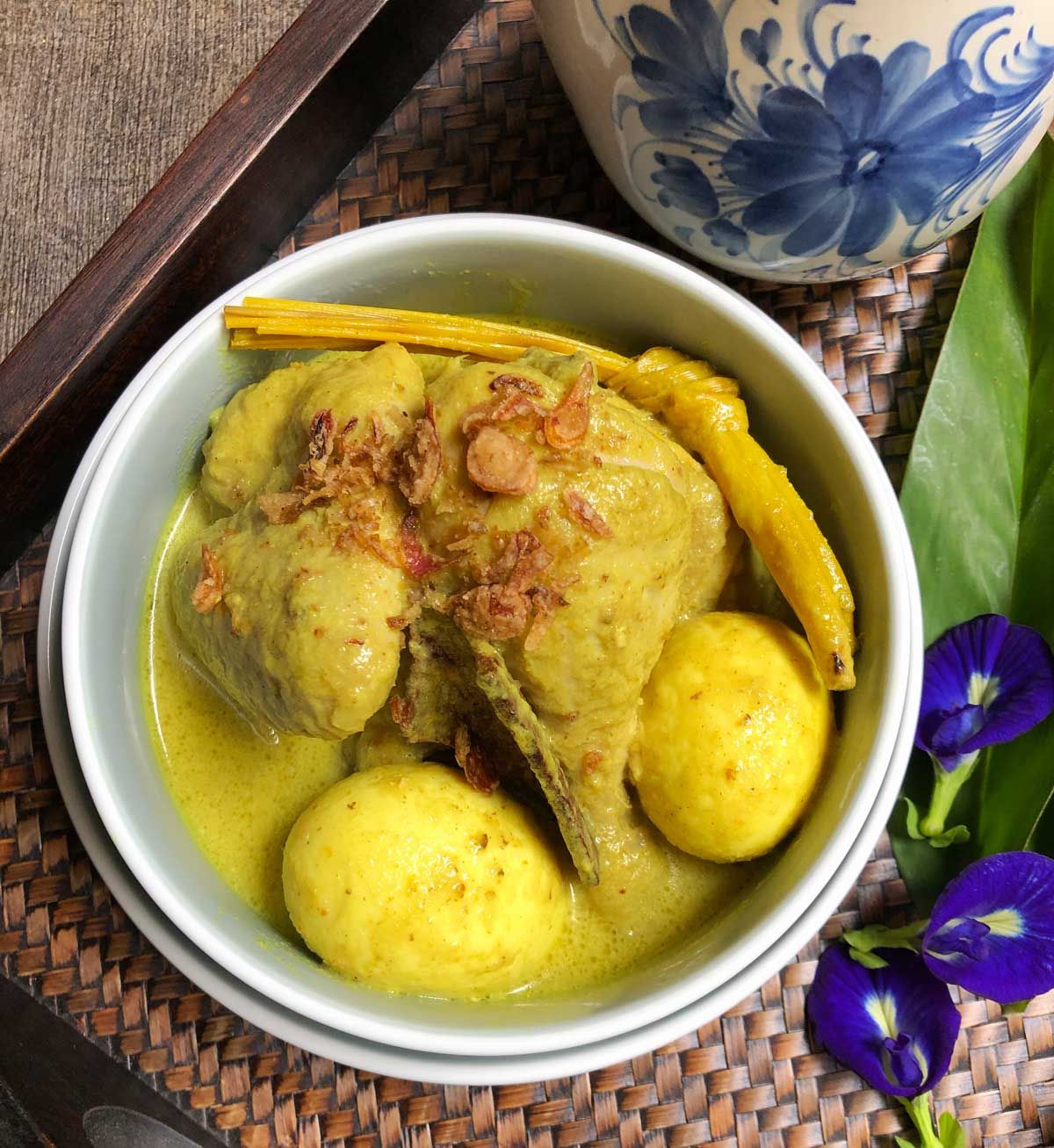 Opor Ayam Makanan Khas Lebaran Idul Fitri Saat di Indonesia
