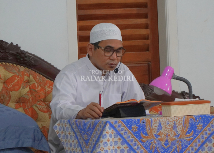 LATAR belakang pendidikan, harus diakui, menjadi sebab luasnya wawasan Reza Ahmad Sahid alias Gus Reza. Program sarjananya dia tempuh di Yaman.