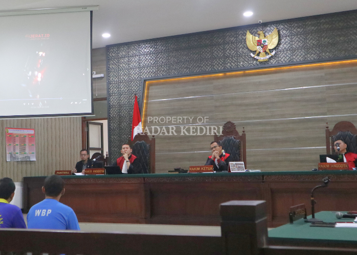 JPU memutar video detik-detik penghadangan yang dialami Kajari Kabupaten Kediri Pradhana Probo Setyoharjo pada 23 Desember 2024 lalu, dalam sidang di PN Kota Kediri kemarin.