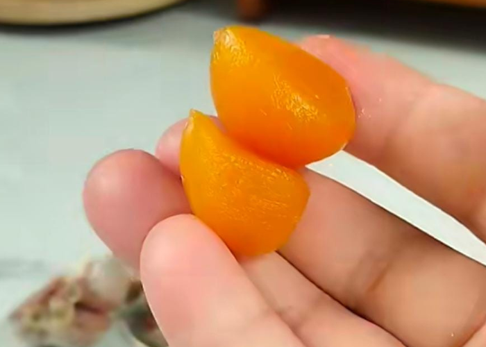 Golden garlic sering ditemukan saat hendak memasak.