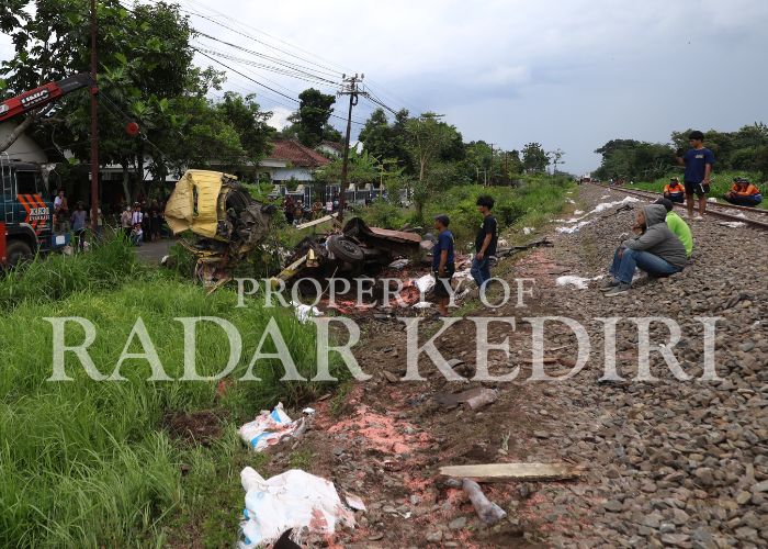 TAK BERBENTUK: Truk yang mengangkut pupuk hancur setelah dihantam KA Kertanegara di perlintasan sebidang Desa Seketi, Kecamatan Ngadiluwih.