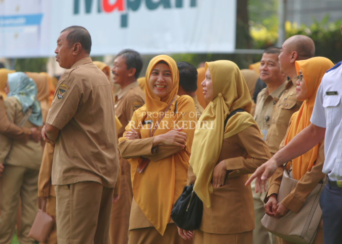 Sejumlah ASN Pemkot Kediri bersiap mengikuti apel pagi pada Senin (10/3) lalu. Pencairan THR para abdi negara itu dimulai pada Senin (17/3) nanti.