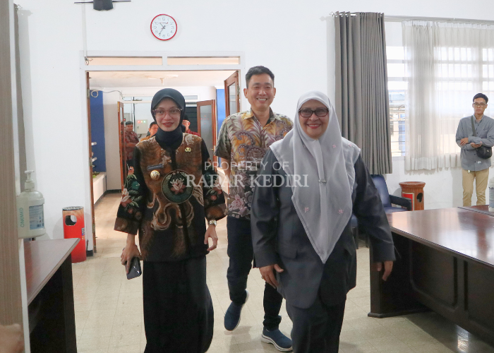 Dari kiri, Wali Kota Kediri Vinanda Prameswati, Wali Ketua DPRD Sudjono Teguh Widjaja, dan Ketua DPRD Firdaus jelang rapat paripurna penyampaikan ranwal RPJMD dan LKPj 2024 kemarin.