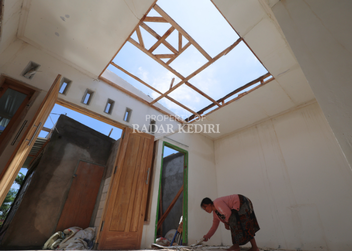 : Atap rumah Alifah, 31, yang jebol setelah tersapu angin kencang pada Rabu (12/3) sore lalu belum diperbaiki hingga kemarin.