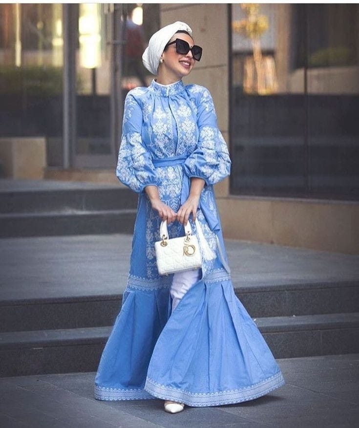 Busana muslim dengan warna senada dan tas kecil untuk aksesoris pelengkap (pinterest.com)