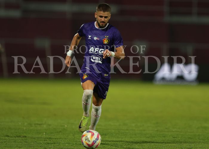 ANDALAN: Majed OSman menggiring bola di lapangan hijau. Selama Ramadhan ini, dia memilih untuk berbuka di rumah.