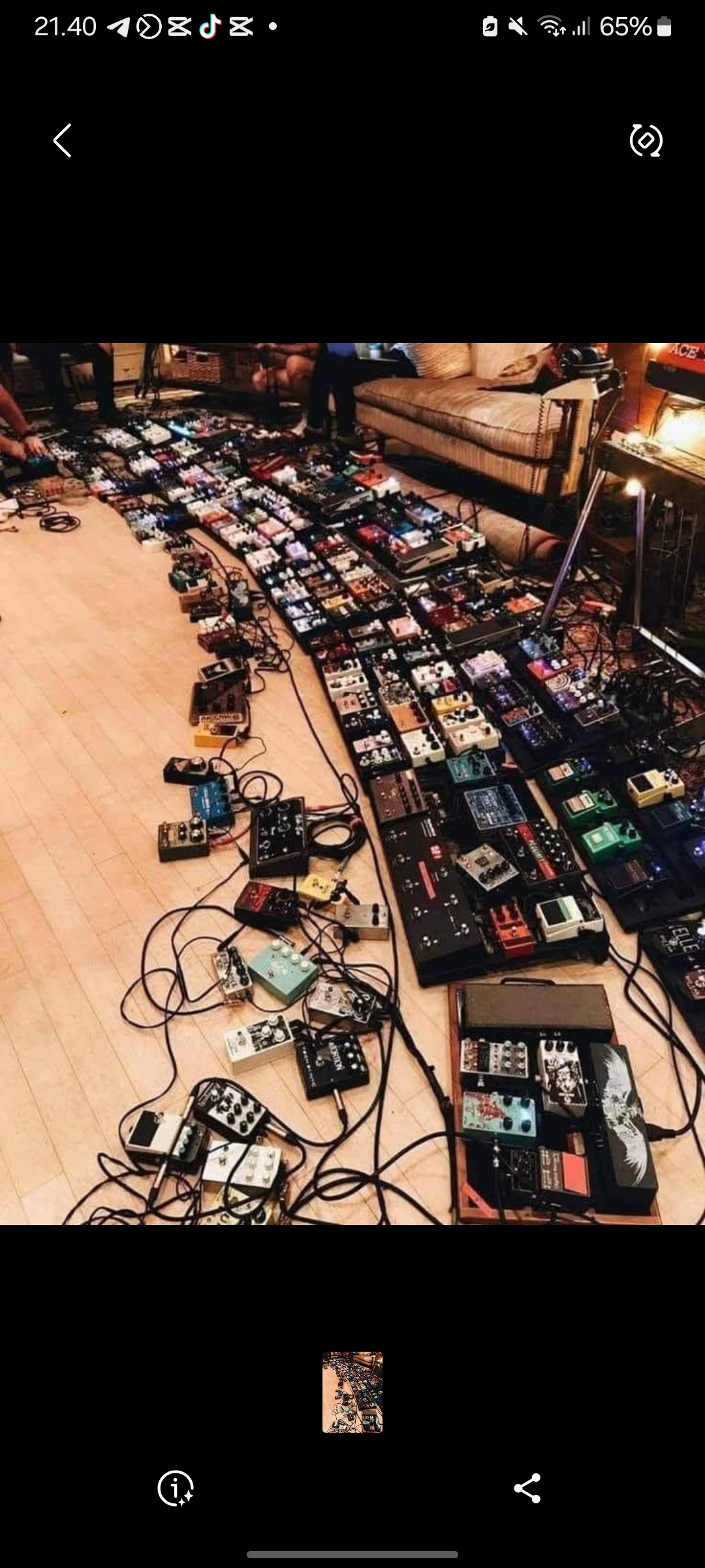 Pedal efek pada gitar.