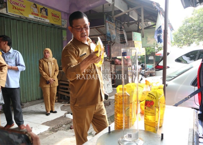 Kepala Disperdagin Kota Kediri Wahyu Kusuma Wardani mengecek kemasan Minyakita dalam sidak Senin (10/3) lalu.