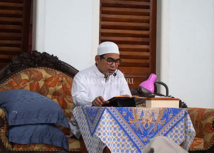 Gus Reza saat memimpin ngaji di Pondok Pesantren Al Mahrusiyah Kota Kediri.
