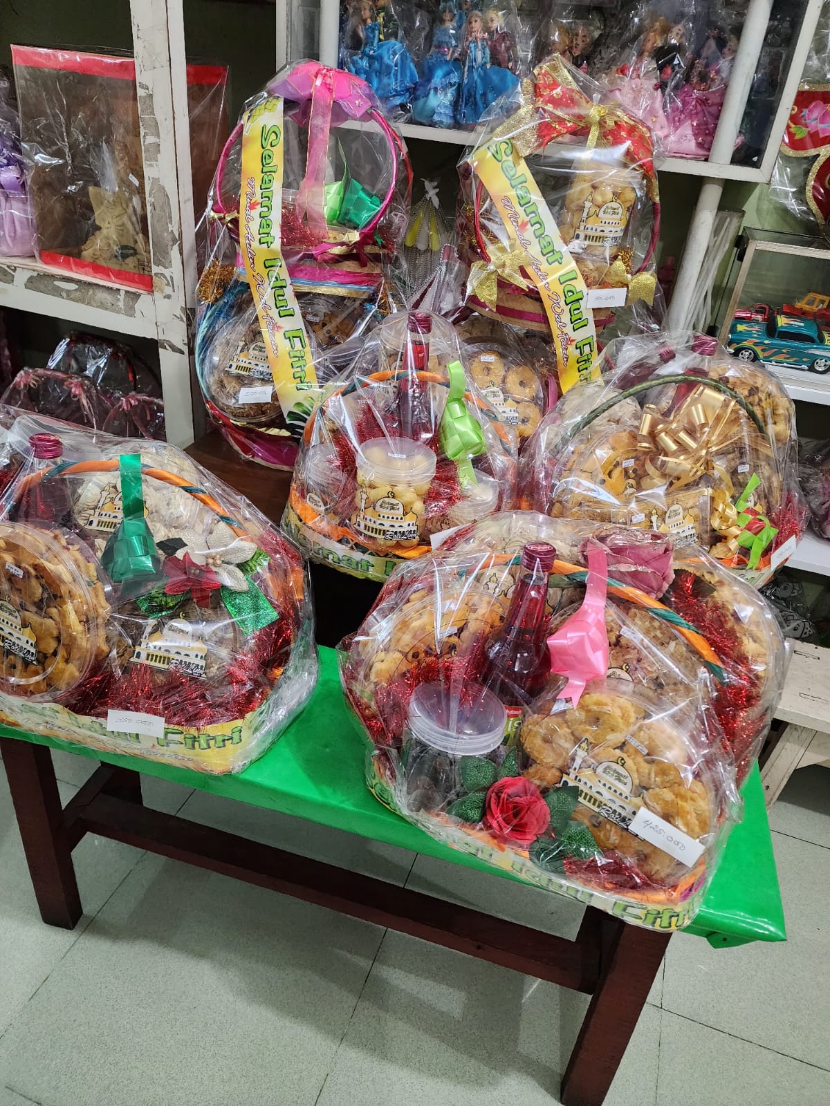 PAKET LEBARAN: Parcel untuk merayakan Idul Fitri
