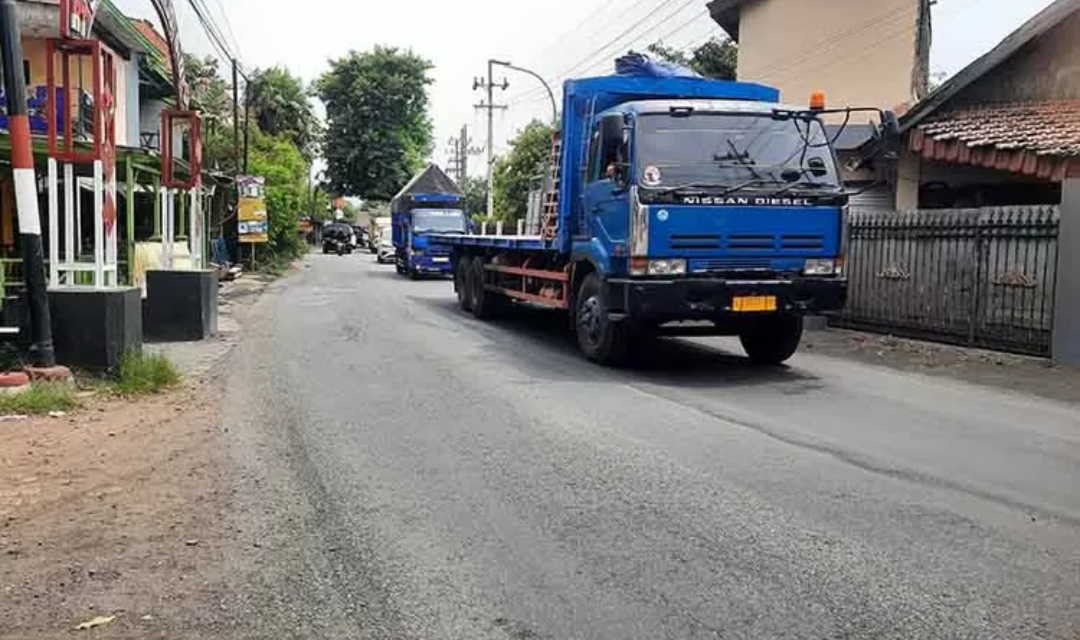 Sejumlah kendaraan yang melintas di JLS Kota Pasuruan.