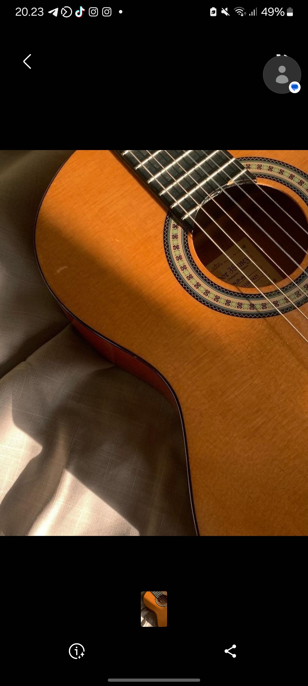 Sebuah gitar nylon.
