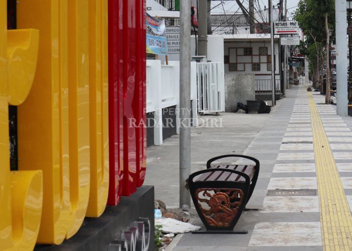Trotoar jalan Soekarno-Hatta Desa Sukorejo, Kecamatan Ngasem, Kediri.
