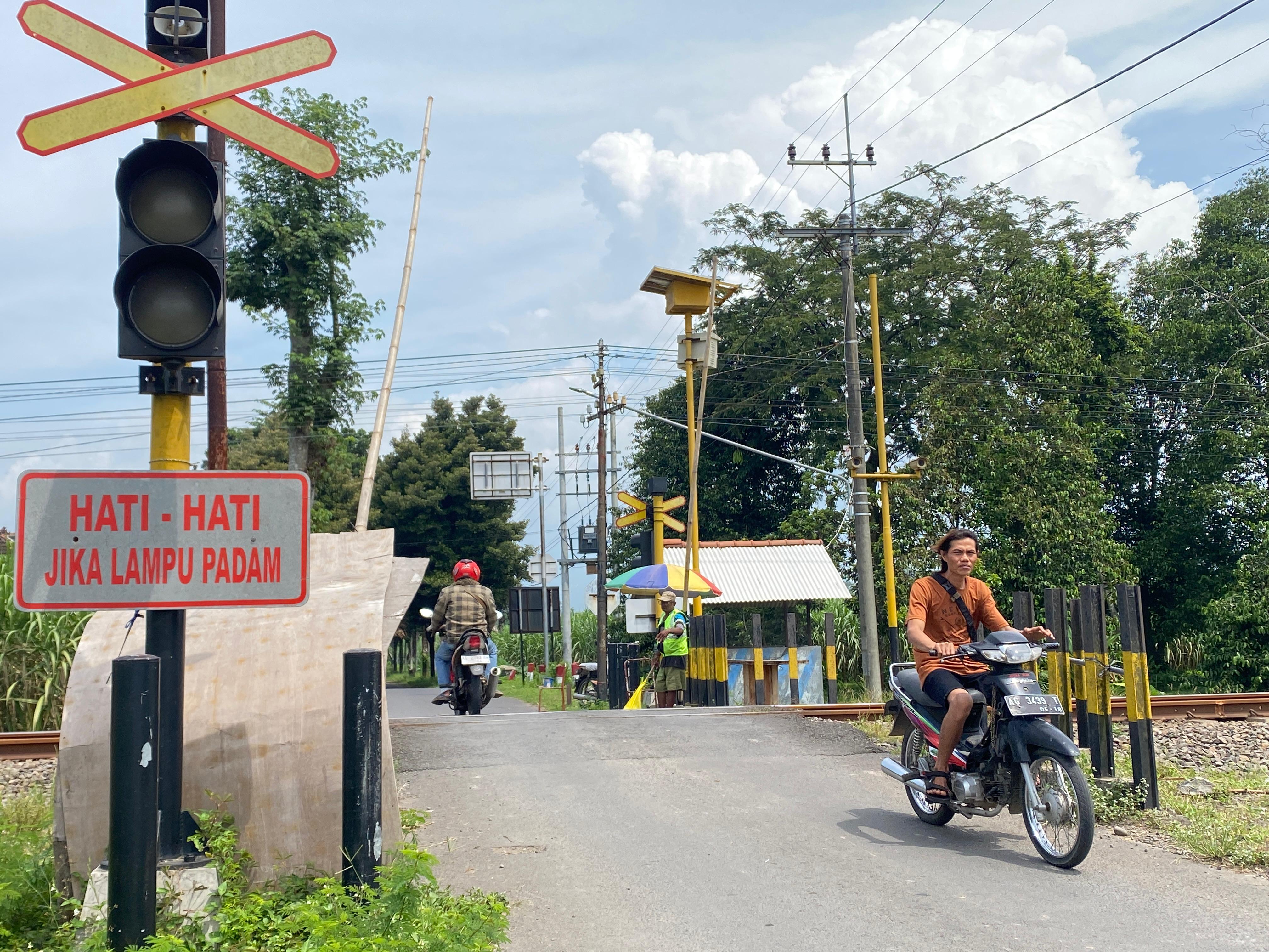 Pengendara melintas di perlintasan kereta api Desa Nyawangan, Kras, Kediri.