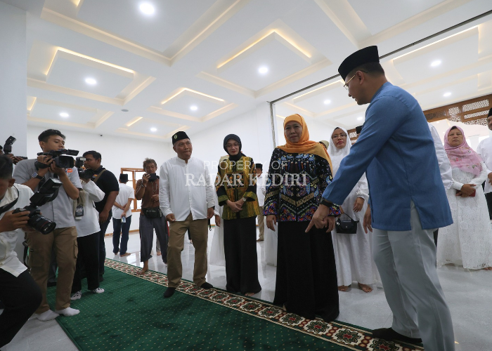 Gubernur Jatim Khofifah Indar Parawansa saat berkunjung di SMA 5 Taruna Brawijaya Kediri, Sabtu (15/3).