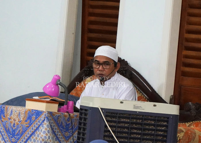 Gus Reza saat mengaji di Pondok Pesantren Al Mahrusiyah Kota Kediri.