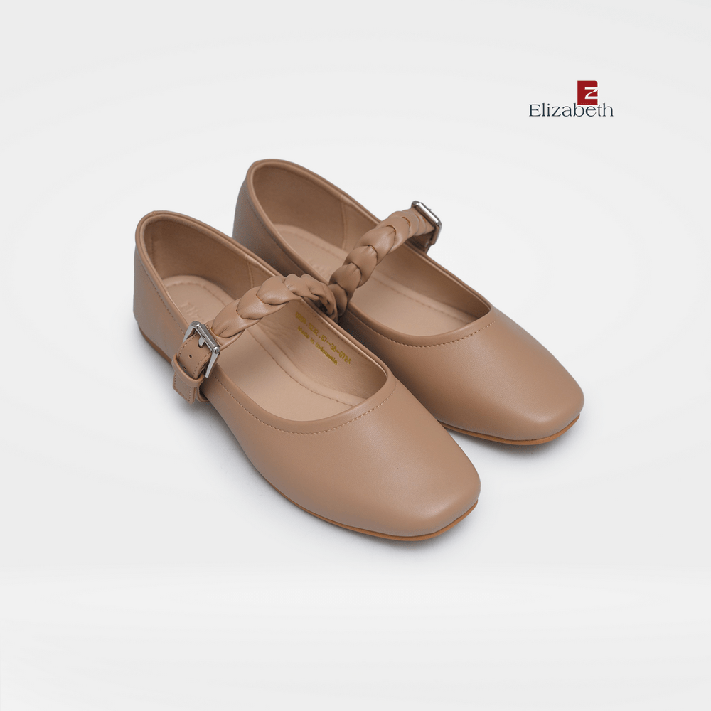 Inspirasi Sepatu Mary Jane dengan kombinali tali yang melintang akan menjadi penampilanmu semakin terlihat feminin (elizabeth.co.id)