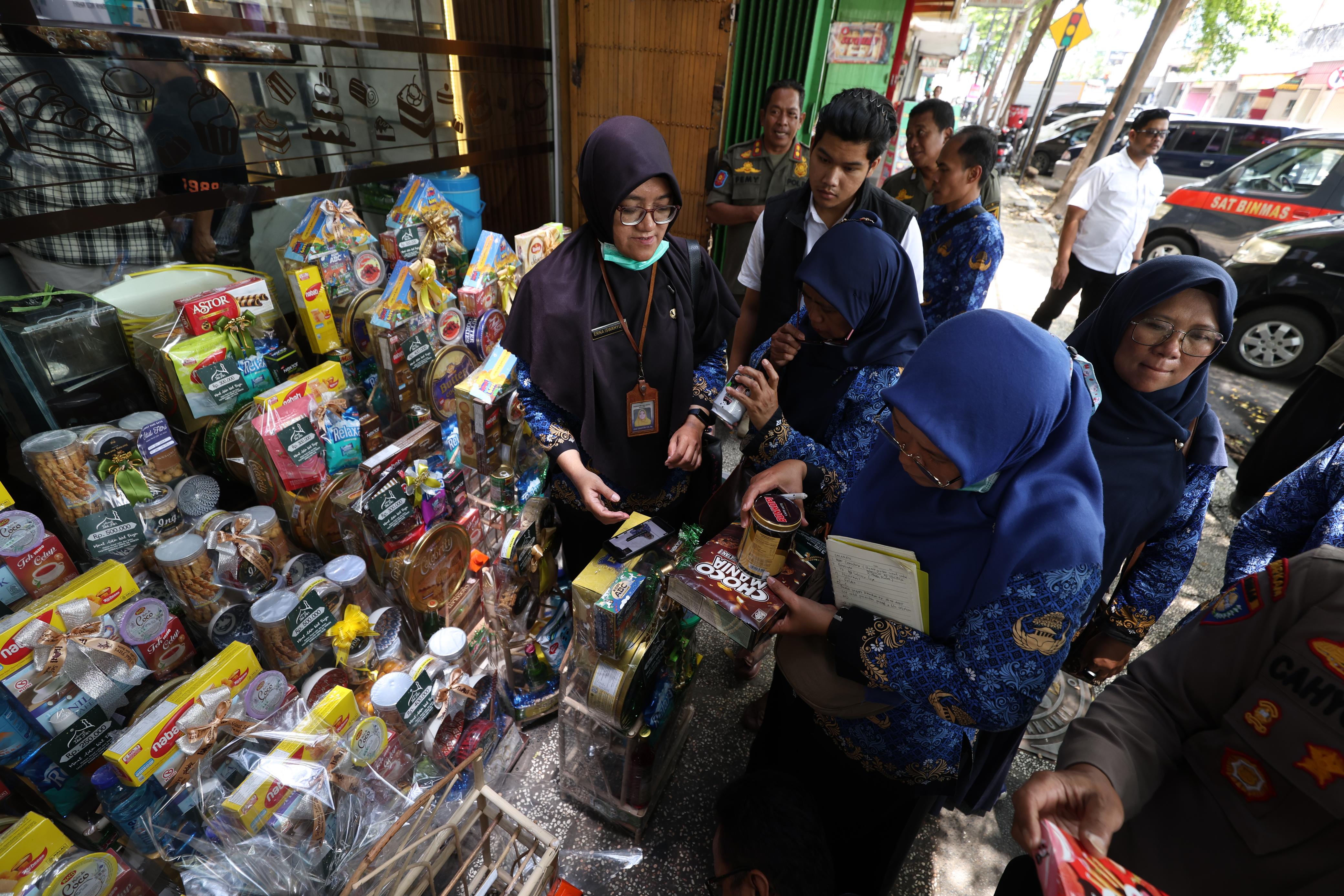 Pemkot Kediri bersama patugas gabungan sidak parsel jelang lebaran.