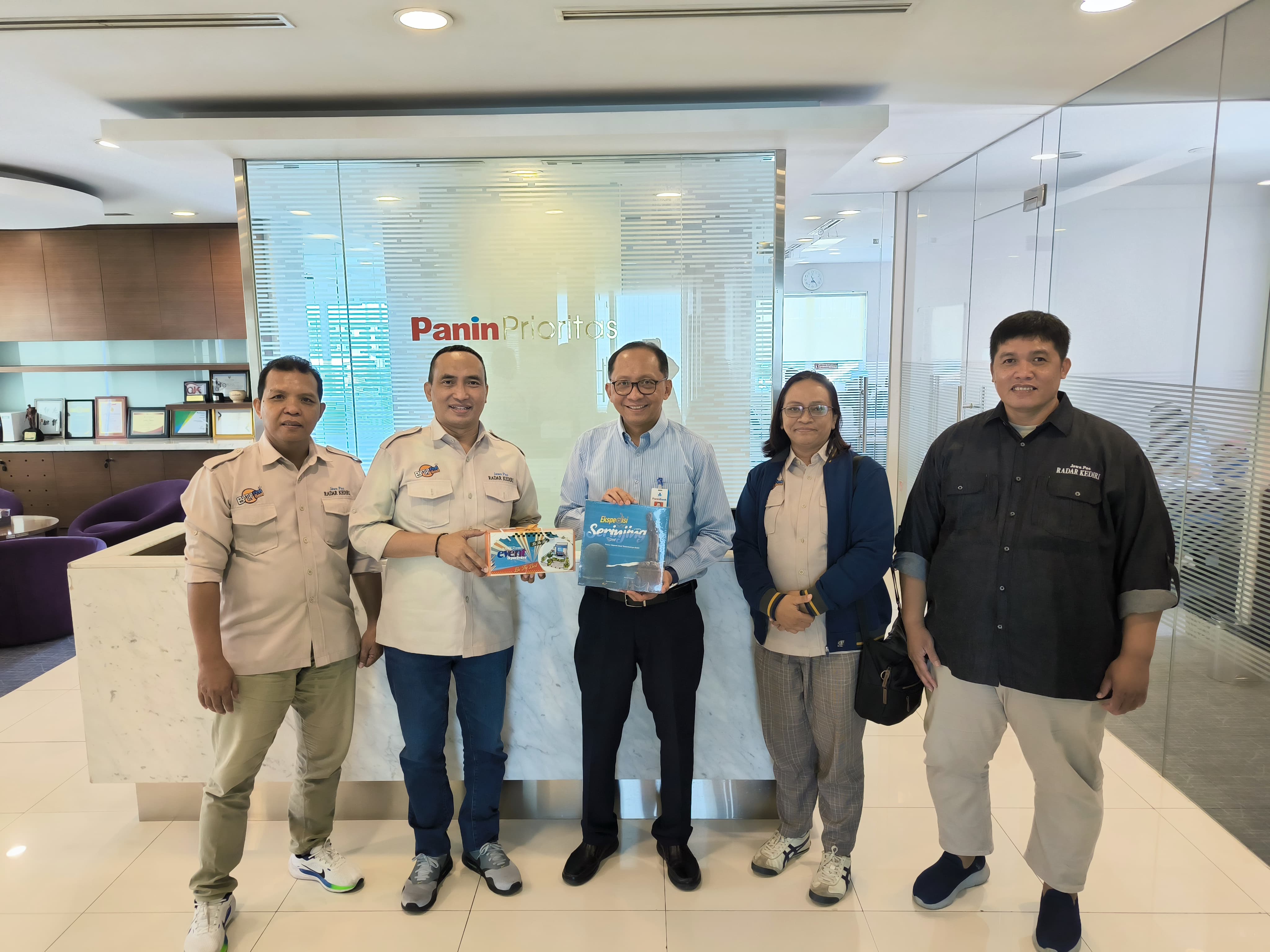 Kepala PT Bank PAN Indonesia Kantor Cabang Kediri Bambang Suprihadi bersama jajaran manajemen Radar Kediri.