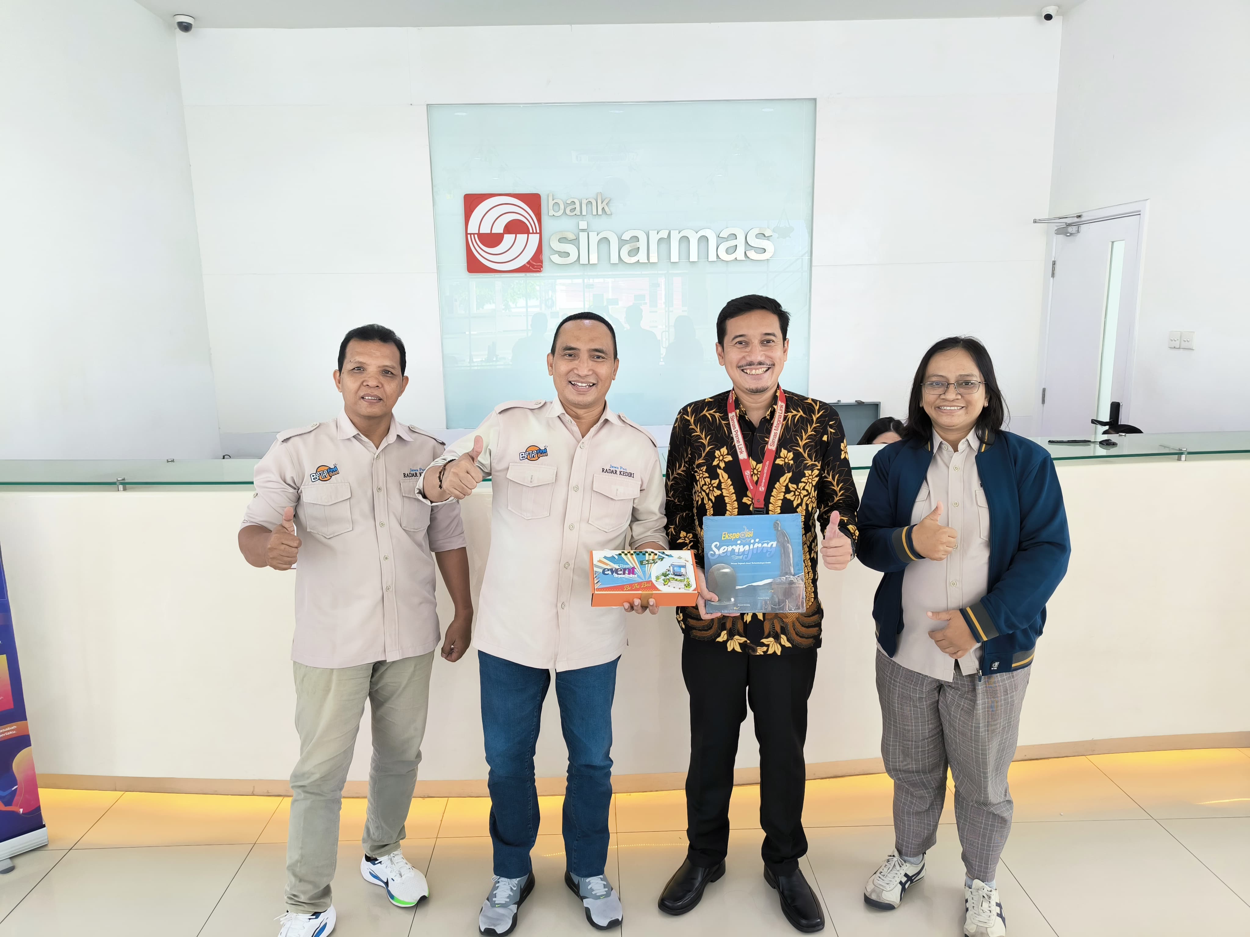 Pimpinan Cabang Bank Sinarmas Kediri Dominikus Darmawan bersama manajemen Radar Kediri.