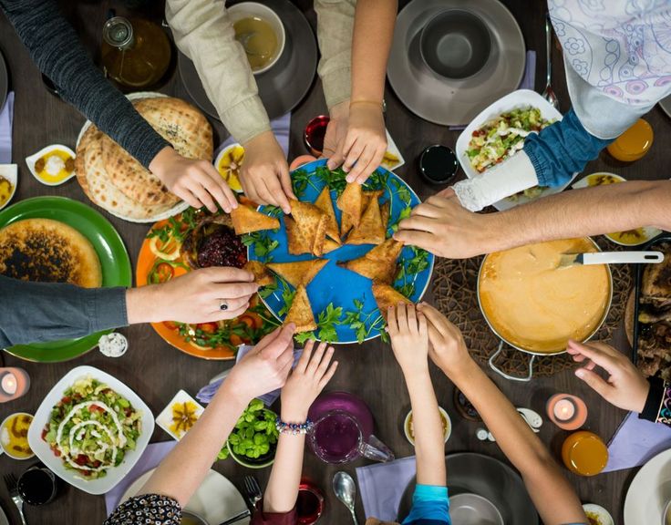 Waktu berbuka puasa adalah momen yang ditunggu-tunggu.