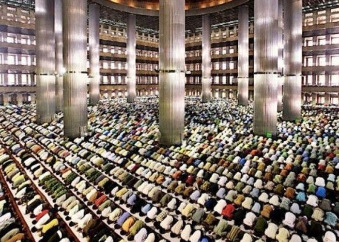 Ilustrasi bersujud menyambut Lailatul Qadar.