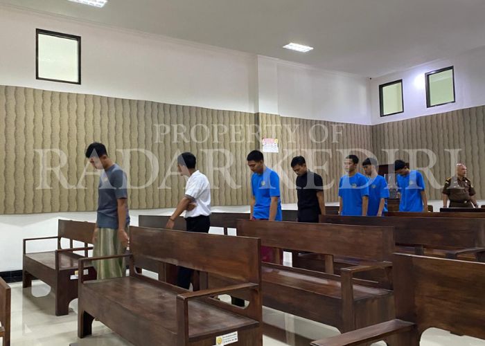 BUKAN PENGEROYOKAN: Tujuh terdakwa berada di ruang sidang Cakra PN Kediri sebelum mendengarkan tuntutan.