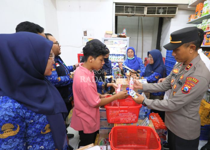 Tim gabungan memeriksa kondisi minuman yogurt di Swalayan Borobudur yang kedaluwarsa dalam sidak parsel yang digelar kemarin.