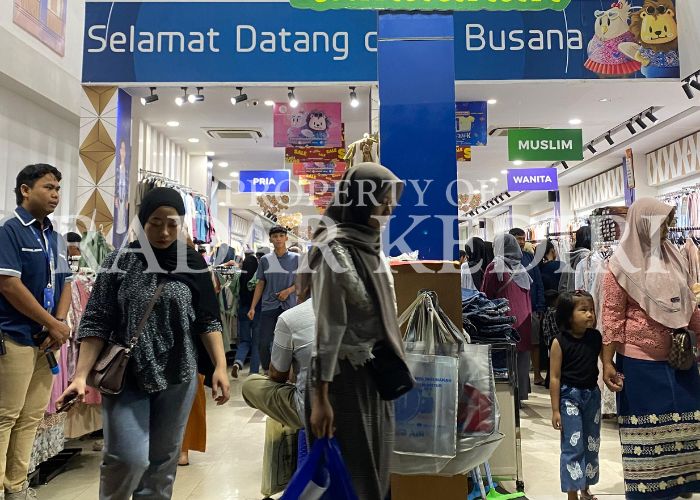 MEMBLUDAK: Pembeli di toko baju ramai dikunjungi jelang lebaran.