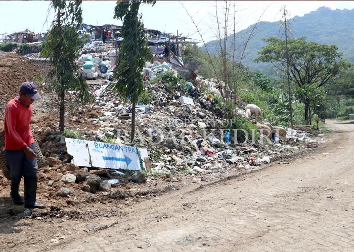 Kondisi TPA Klotok yang saat ini sudah overload. Penimbunan sampah menggunakan TPA 2 yang sebelumnya dinonaktifkan.