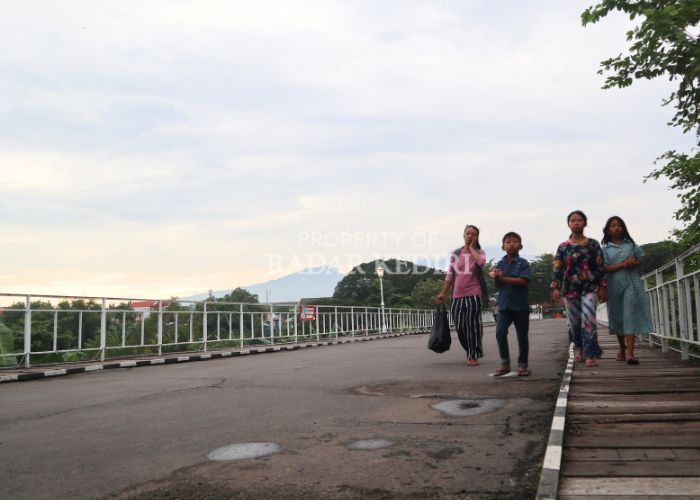 Warga melintas di Jembatan Lama yang kemarin genap berusia 156 tahun. Setahun terakhir, jembatan hanya khusus untuk pejalan kaki.